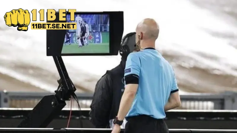 Trọng tài nhận tín hiệu từ phòng VAR